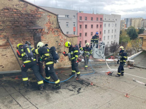 Hasiči bojují s požárem v bývalém muzeu Škoda, hustý sloup dýmu pozorovali lidé z velké části města