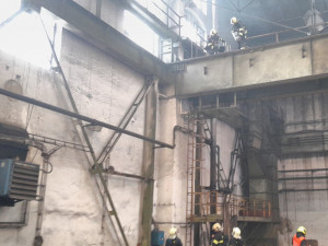 Hasiči bojují s požárem v bývalém muzeu Škoda, hustý sloup dýmu pozorovali lidé z velké části města