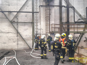 Hasiči bojují s požárem v bývalém muzeu Škoda, hustý sloup dýmu pozorovali lidé z velké části města