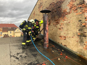 Hasiči bojují s požárem v bývalém muzeu Škoda, hustý sloup dýmu pozorovali lidé z velké části města