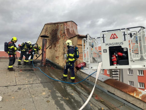 Hasiči bojují s požárem v bývalém muzeu Škoda, hustý sloup dýmu pozorovali lidé z velké části města