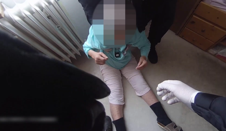 VIDEO: Bezmocná seniorka ležela na zemi s bolavou rukou, manžel neměl sílu ji zvednout