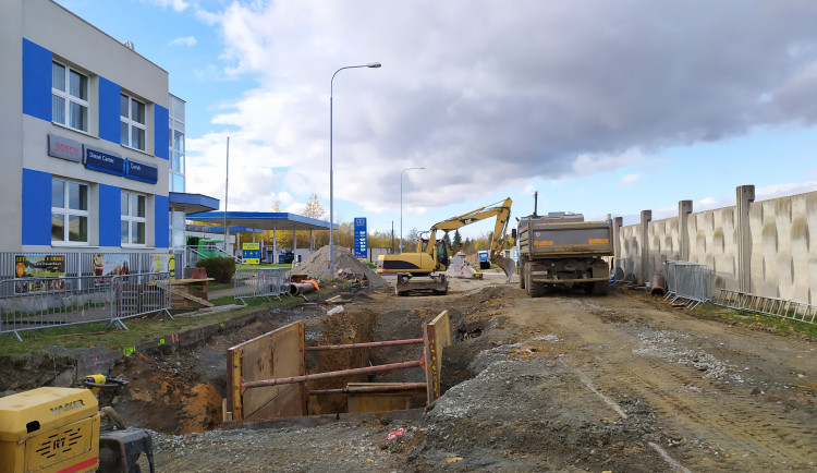 Oprava Jasmínové ulice se nečekaně zkomplikovala. Práce se bohužel protáhnou i do následujícího roku