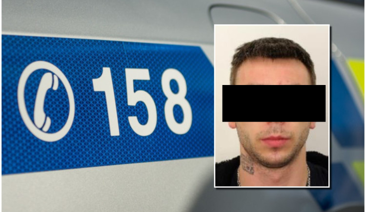 Policii uniká muž podezřelý z krádeže. Na krku má vytetovanou lebku s korunkou