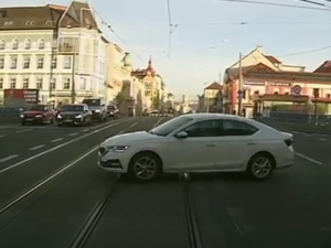 VIDEO: Bezohlední řidiči ignorovali policejní vůz se zapnutými majáky