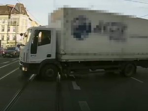 VIDEO: Bezohlední řidiči ignorovali policejní vůz se zapnutými majáky