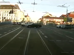 VIDEO: Bezohlední řidiči ignorovali policejní vůz se zapnutými majáky