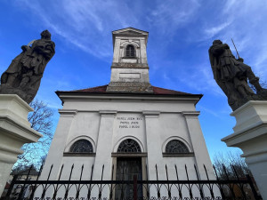 Restaurování barokní sochy u kostela v Křimicích finančně podpoří Plzeň. Vlastníkem objektu jsou Lobkowiczové