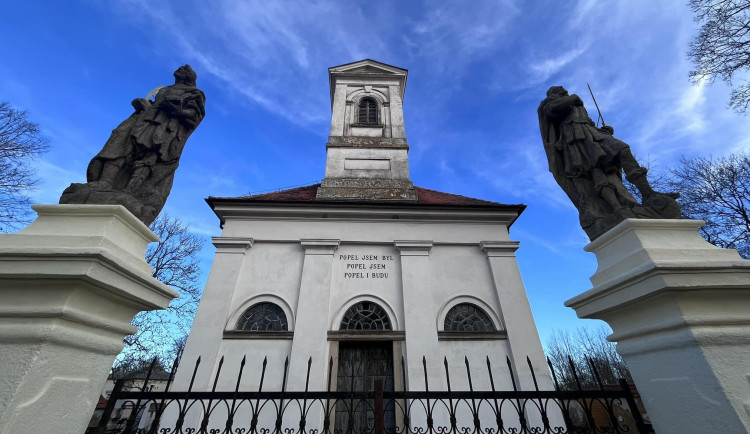 Restaurování barokní sochy u kostela v Křimicích finančně podpoří Plzeň. Vlastníkem objektu jsou Lobkowiczové