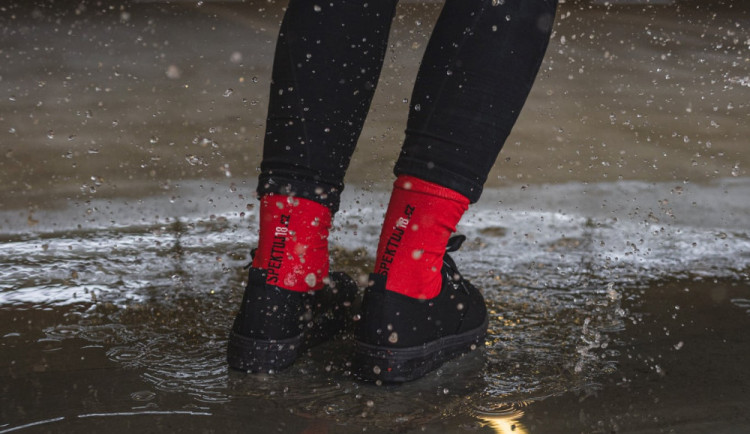 Červené "respektující" ponožky jsou symbolem kampaně