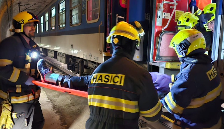 Skutečná letošní nehoda vlaku ve Švýcarsku byla námětem obřího cvičení složek IZS v nejdelším českém tunelu