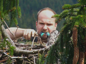 Karel Makoň kroužkuje v roce 2010 mláďata orla mořského