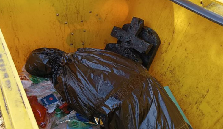 Vypadá to jako mrtvola, oznámil vyděšený volající na policii. Záhadu hrůzostrašného nálezu rozlouskli strážníci