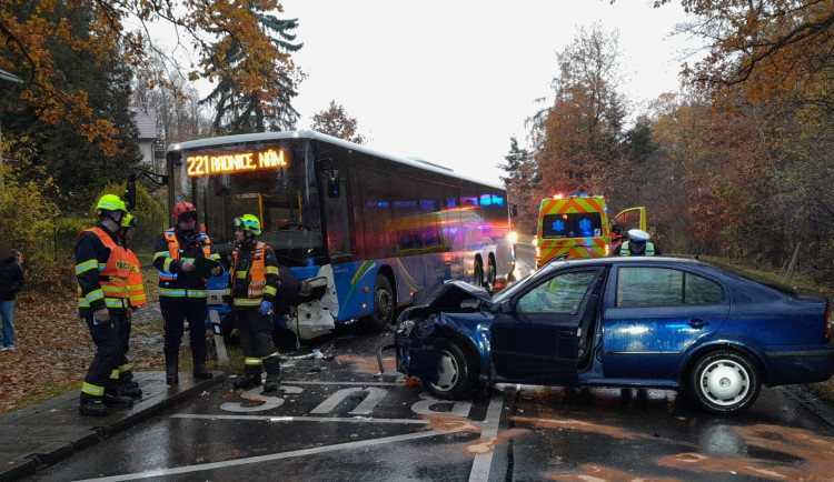 Žena a dítě skončily v nemocnici po čelním střetu osobního vozu s autobusem