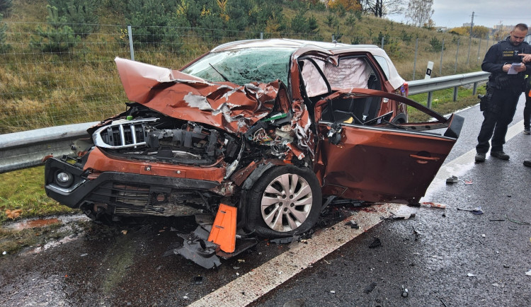 Nehoda kamionu a osobního vozu uzavřela silnici I/14 v Kunraticích