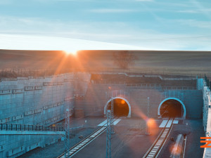 Ejpovický tunel je se svou délkou 4150 metrů nejdelším železničním tunelem v Česku. Na fotce můžete vidět východní portál tunelu u obce Ejpovice.