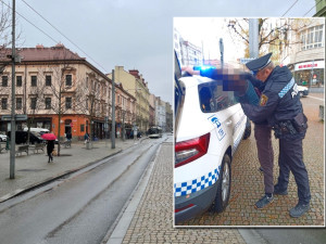 S kuklou na hlavě vyrazil celostátně hledaný mladík na procházku městem, nakráčel rovnou do náruče policie