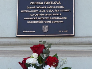 Ke kulatým narozeninám odhalili v Rokycanech Zdence Fantlové pamětní desku