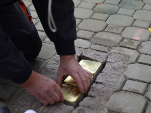 Pokládání kamenů zmizelých jako vzpomínka na rodinu Fantlových