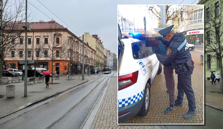 S kuklou na hlavě vyrazil celostátně hledaný mladík na procházku městem, nakráčel rovnou do náruče policie