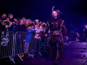 Zapomeňte na nudné vánoční trhy a nostalgické koledy. Klatovy se opět chystají na návštěvu Krampusáků