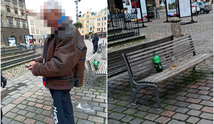 Muž beze studu močil před kolemjdoucími poblíž morového sloupu, před strážníky pak teatrálně dopíjel pivo