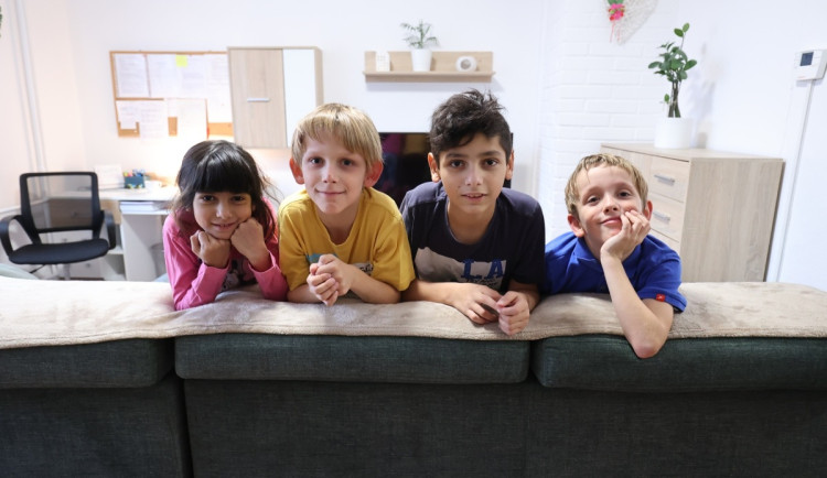 Dětem z dětského domova slouží dům se zahradou, bydlení v malé skupině je pro ně lepší