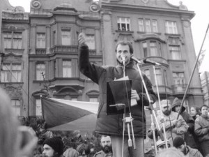 Kolem druhé hodiny přivedl na náměstí další tisíce Škodováků pozdější hejtman Plzeňského kraje, dnešní první náměstek hejtmanky a poslanec Josef Bernard