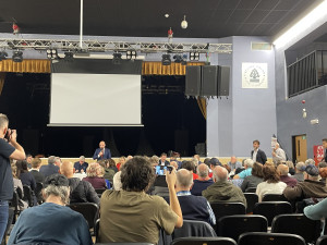 Známý senior se svým transparentem opět narušil mítink ANO. Tentokrát nepoužil paralyzér proti pořadatelům