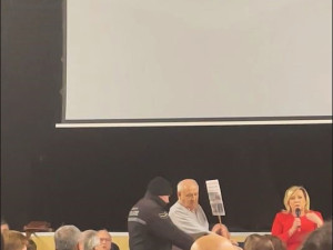 Známý senior se svým transparentem opět narušil mítink ANO. Tentokrát nepoužil paralyzér proti pořadatelům