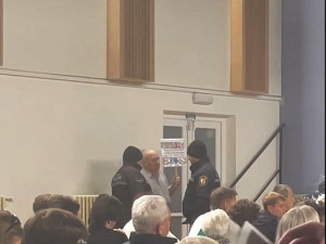 Známý senior se svým transparentem opět narušil mítink ANO. Tentokrát nepoužil paralyzér proti pořadatelům