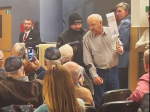 Známý senior se svým transparentem opět narušil mítink ANO. Tentokrát nepoužil paralyzér proti pořadatelům