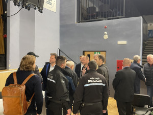 Známý senior se svým transparentem opět narušil mítink ANO. Tentokrát nepoužil paralyzér proti pořadatelům