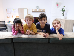Dětem z dětského domova slouží dům se zahradou, bydlení v malé skupině je pro ně lepší