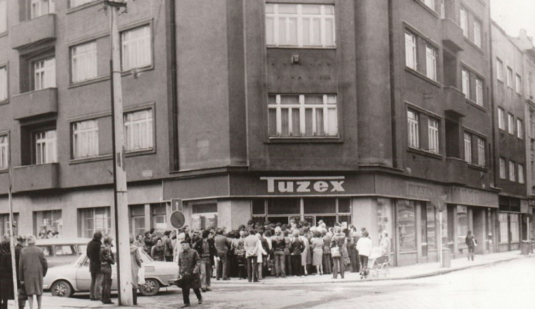 Plzeňský TUZEX na rohu Kollárovy ulice