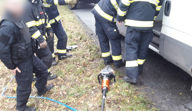 Obrněný vůz převážející peníze začal hořet za jízdy. Uvnitř byl uzamčený pracovník bezpečnostní agentury