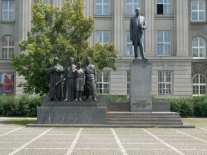 Několik let zdobila náměstí vzrostlá lípa, foto: socharstvi.info/ Karel Kocourek.