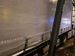 Demoliční jízdou na náměstí způsobil zbloudilý kamion škodu v řádech statisíců. Řidič slepě věřil navigaci