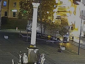 Demoliční jízdou na náměstí způsobil zbloudilý kamion škodu v řádech statisíců. Řidič slepě věřil navigaci