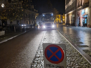 Demoliční jízdou na náměstí způsobil zbloudilý kamion škodu v řádech statisíců. Řidič slepě věřil navigaci