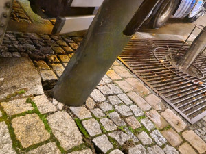 Demoliční jízdou na náměstí způsobil zbloudilý kamion škodu v řádech statisíců. Řidič slepě věřil navigaci