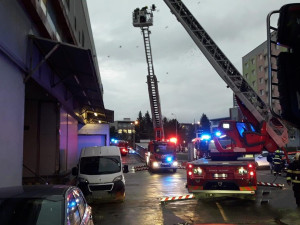 V rušném nákupním centru vypukl požár, hasiči evakuovali stovky lidí