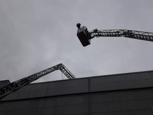 V rušném nákupním centru vypukl požár, hasiči evakuovali stovky lidí