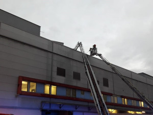 V rušném nákupním centru vypukl požár, hasiči evakuovali stovky lidí