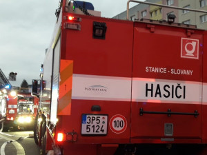 V rušném nákupním centru vypukl požár, hasiči evakuovali stovky lidí