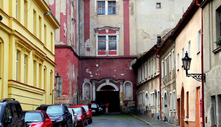 Pohled na zchátralý objekt z Vančurovy ulice