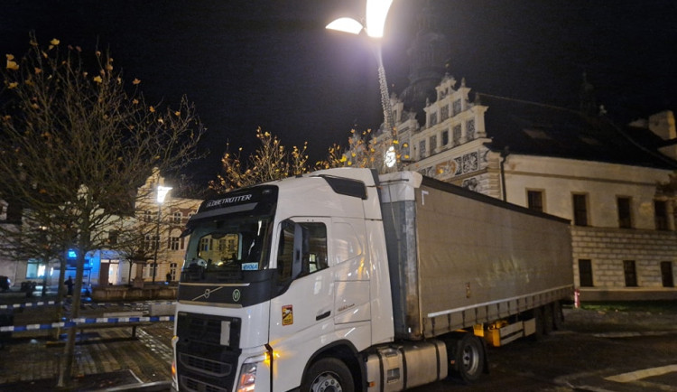 Demoliční jízdou na náměstí způsobil zbloudilý kamion škodu v řádech statisíců. Řidič slepě věřil navigaci
