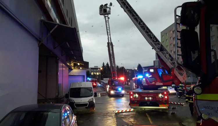 V rušném nákupním centru vypukl požár, hasiči evakuovali stovky lidí