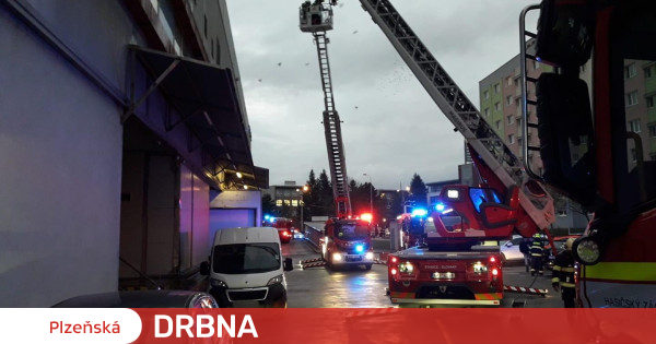 Un incendie se déclare dans un centre commercial très fréquenté, les pompiers évacuent des centaines de personnes |  Actualités |  Potins de Plzen