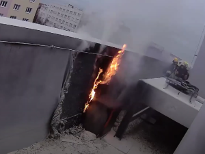 VIDEO: Hasiči vylučují spekulace, že požár v nákupním centru souvisí s otevřením pobočky fast foodu